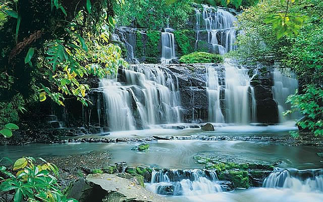 Pura-kaunui Falls Wall Mural